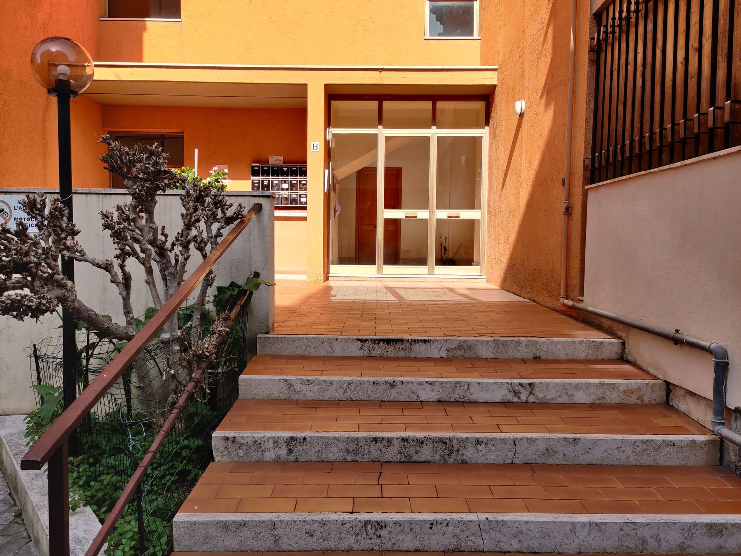 Ingresso palazzina - Agenzia Immobiliare & Architettura Pisacane