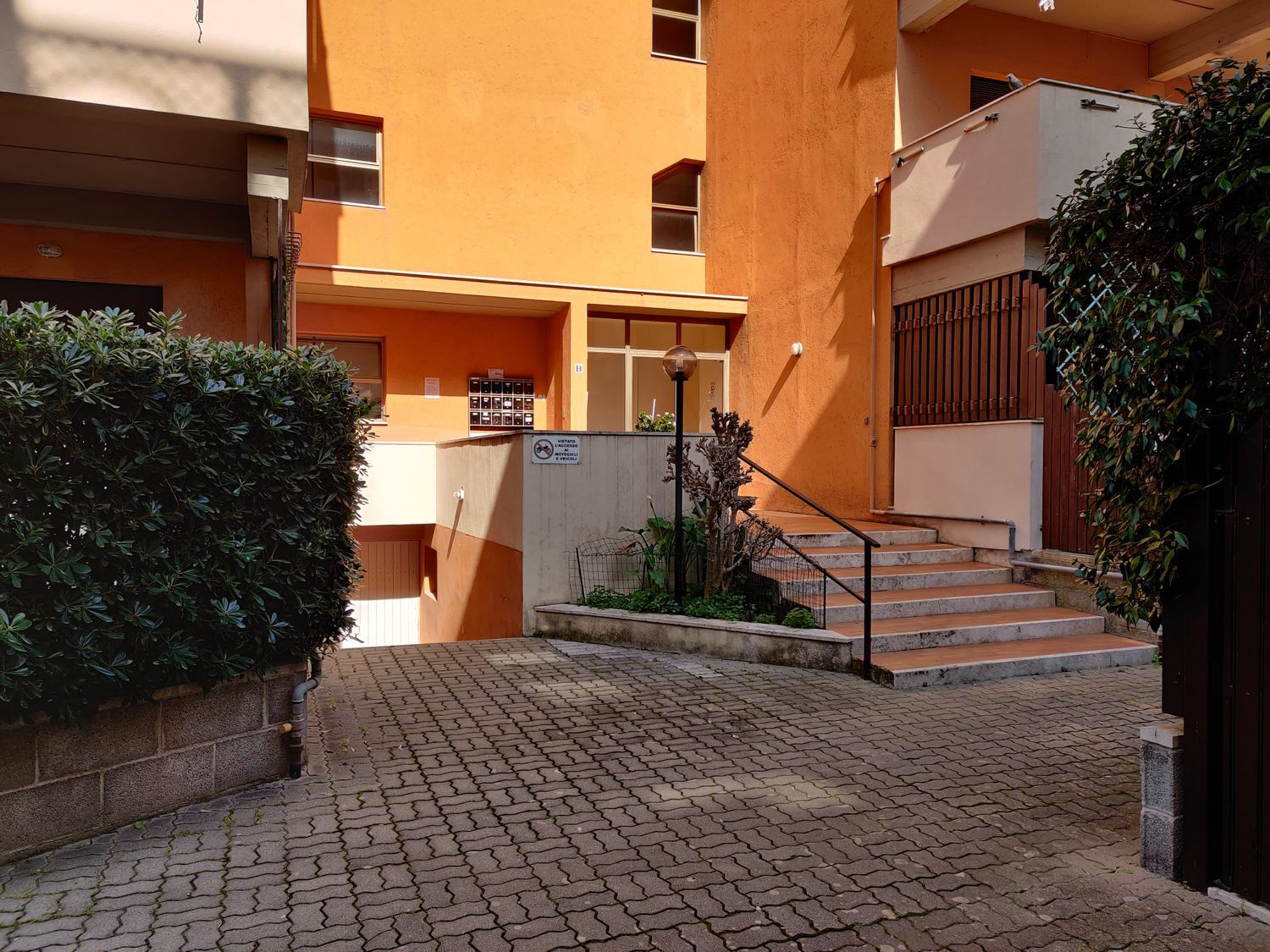 Ingresso palazzina - Agenzia Immobiliare & Architettura Pisacane