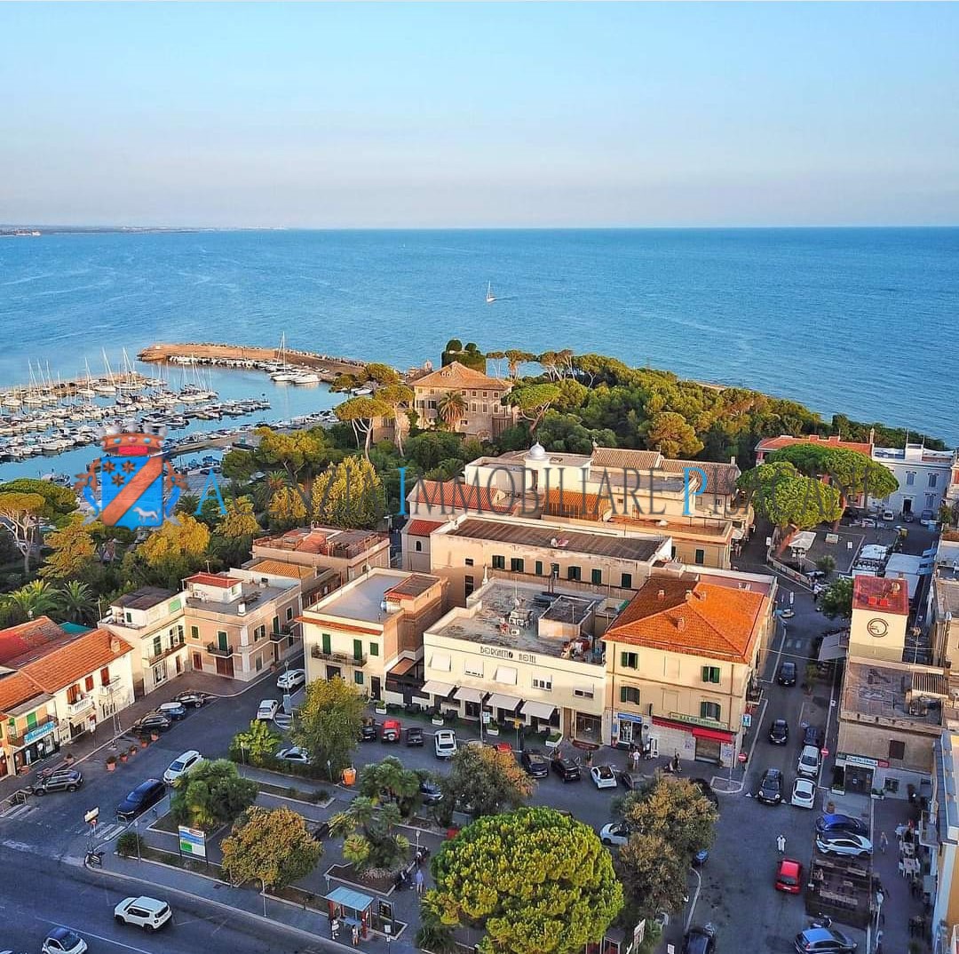 Contesto circostante, porto e castello Odescalchi - Estate Agency & Architecture Pisacane