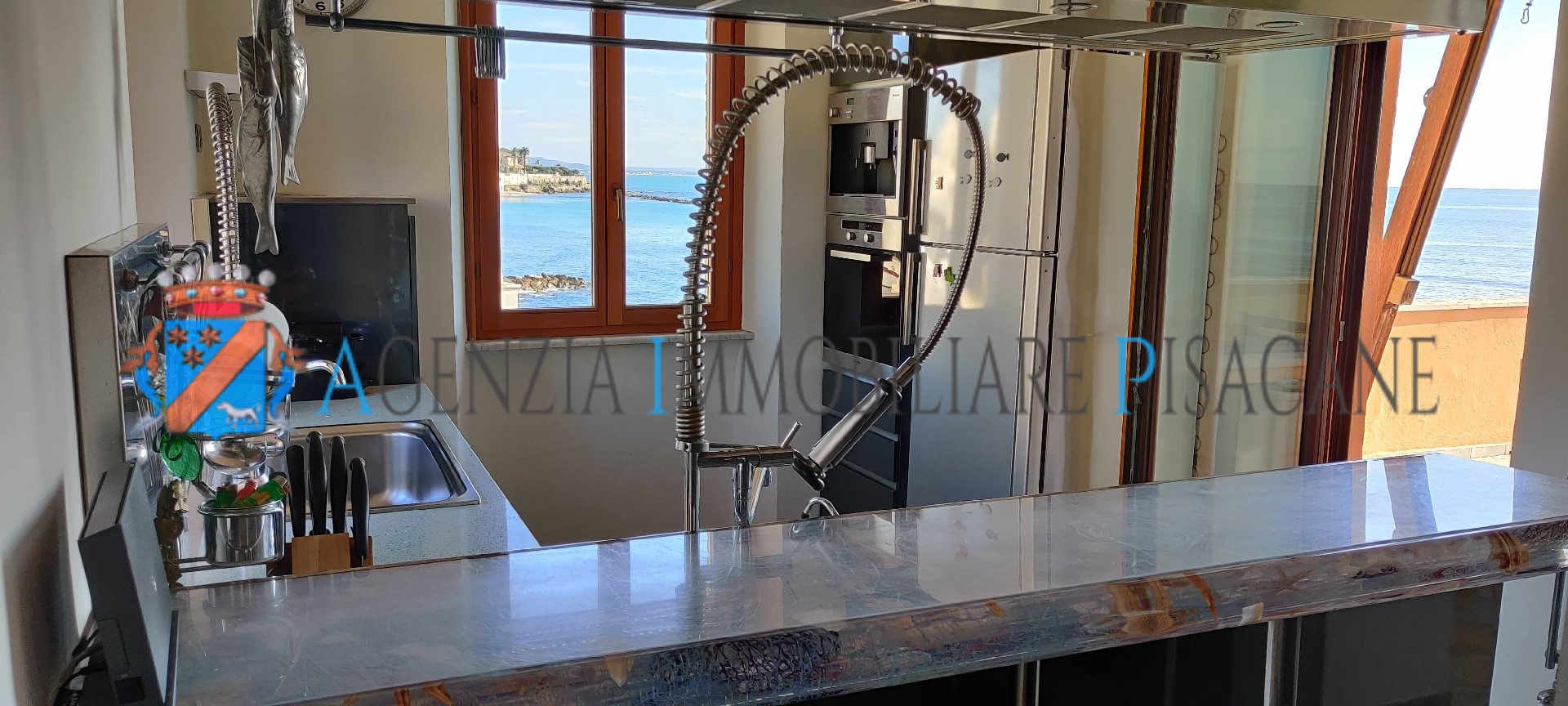 Cucina vista mare con terrazza sul mare - Agenzia Immobiliare & Architettura Pisacane