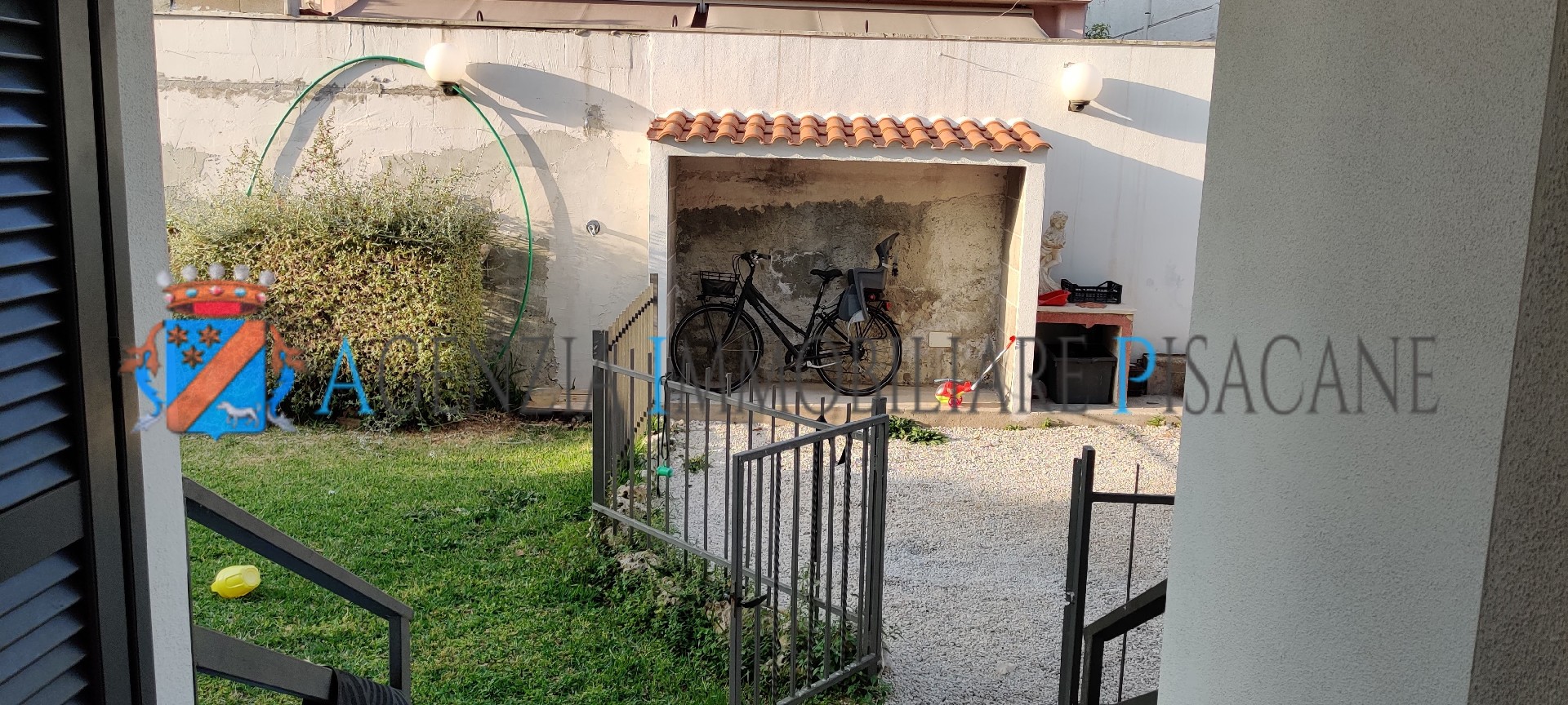 Posto auto e ingresso giardino - Agenzia Immobiliare & Architettura Pisacane
