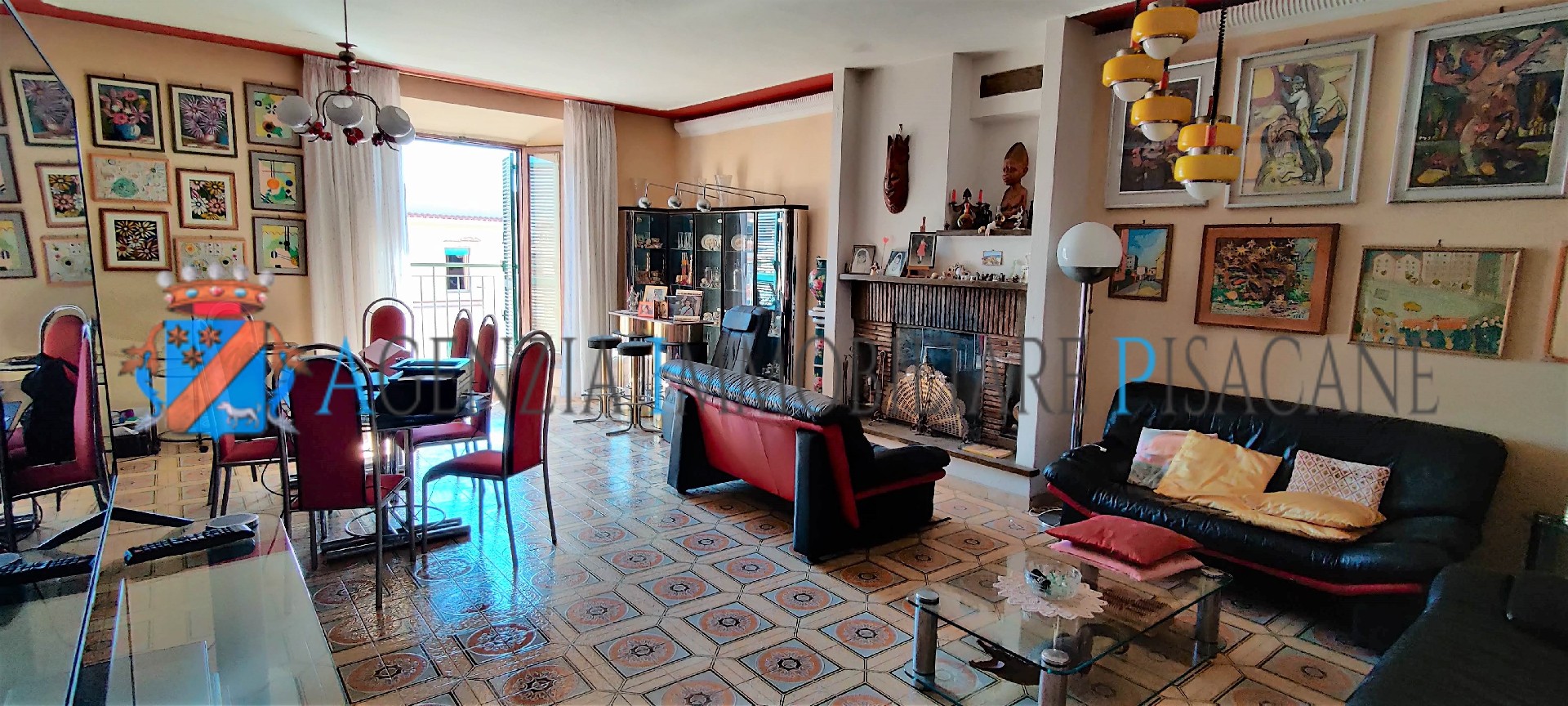 Salone con camino - Agenzia Immobiliare & Architettura Pisacane