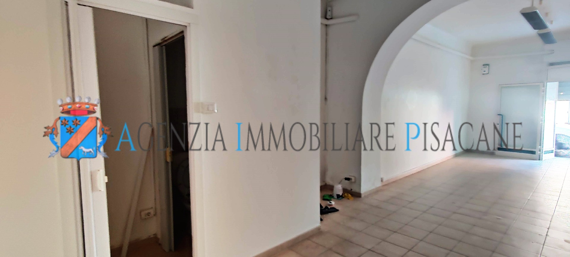Interno negozio e ingresso bagno - Agenzia Immobiliare & Architettura Pisacane