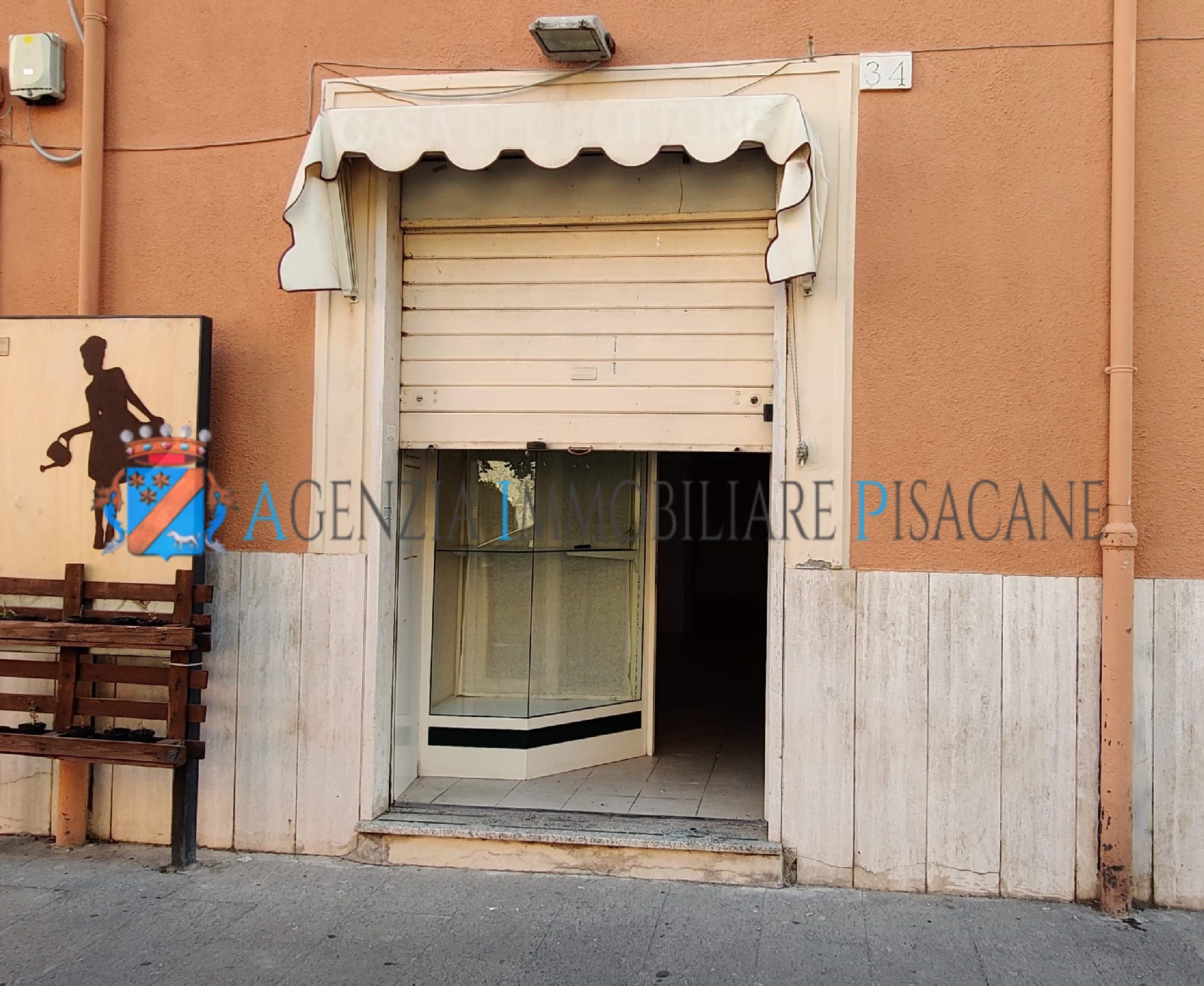 Entrata negozio - Agenzia Immobiliare & Architettura Pisacane