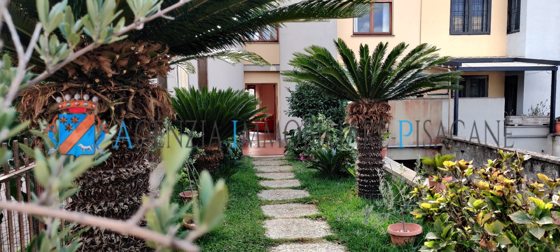 Giardino di entrata - Agenzia Immobiliare & Architettura Pisacane